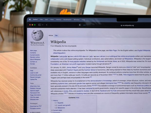 Una schermo con una pagina di Wikipedia