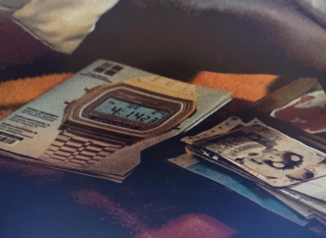 escena de alien earth con un A159 en la portada de una revista