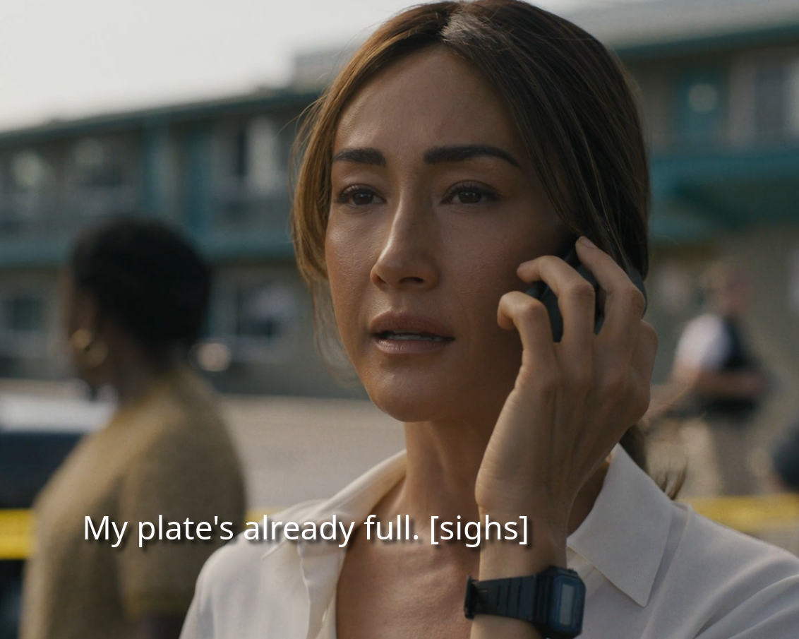 Maggie Q hablando por teléfono, en su muñeca lleva un Casio negro de resina modelo F105w