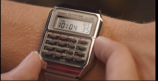 foto del mítico reloj calculadora de Casio, edición especial Regreso al Futuro, en la parte de arriba de la caja pone CASIO outatime since 1958