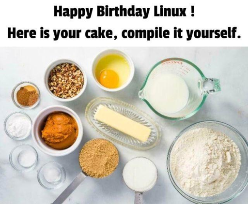 L'immagine mostra una disposizione di ingredienti per la preparazione di una torta, con un testo in alto che recita: "Happy Birthday Linux! Here is your cake, compile it yourself." Gli ingredienti sono disposti su una superficie bianca e includono: una ciotola con uova, una con burro, una con latte, una con farina, una con zucchero di canna, una con zucchero bianco, una con spezie, una con farina di noce, una con purea di zucca e una con sale. La disposizione è ordinata e i contenitori sono di diverse forme e dimensioni, con una varietà di colori e texture.

